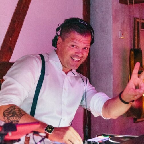 Hochzeits DJ Stuttgart – DJ Thomas sorgt für Stimmung auf Ihrer Hochzeit Hochzeits DJ Stuttgart: DJ Thomas legt als erfahrener Hochzeits-DJ auf einer Hochzeit in Stuttgart auf und sorgt für die perfekte musikalische Begleitung.