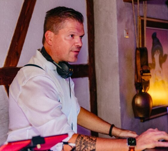 Ein DJ Thomas Hochzeit feiern